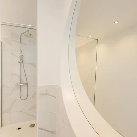 Large 4 Bedroom Near Bastille Apartment