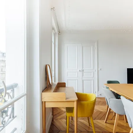 Large 4 Bedroom Near Bastille *